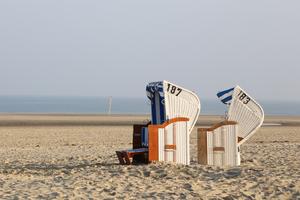 Zwei Strandkörbe am Hauptbadestrand